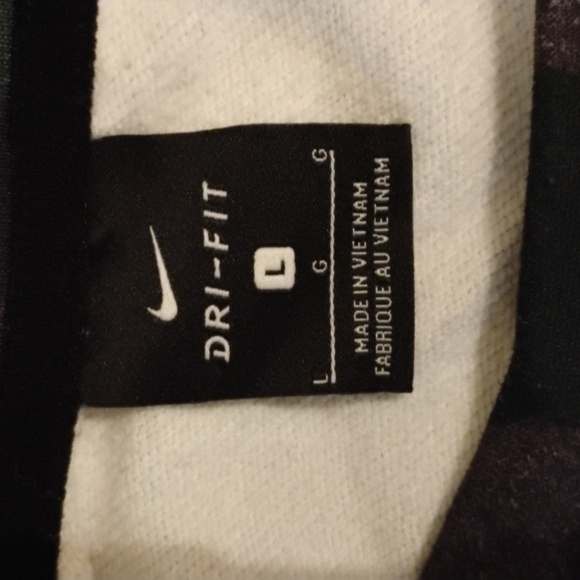 Nike Dri fit shorter ladies camo sweatshirt. Size large. Great for sports! - Picture 5 of 9